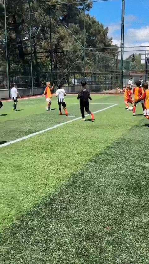 😂 Kuba Frankowski, Beşiktaş'a Wesley Sneijder golünün aynısını atıyor.