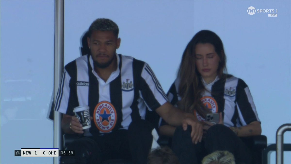 Joelinton watching on his side wearing the vintage 1996/97 Newcastle Utd shirt 🙌 📺 TNT Sports &amp; discovery+ UK