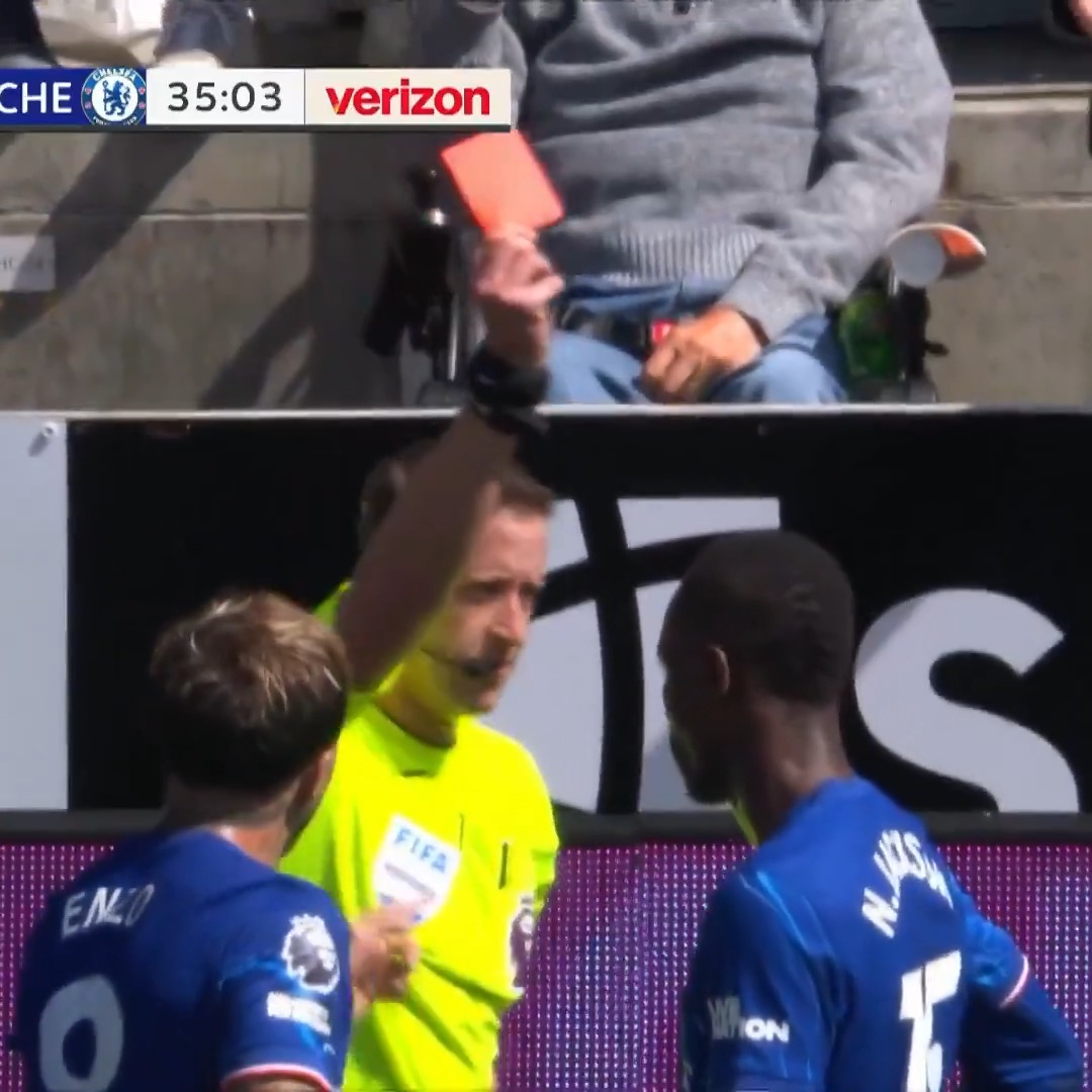 Chelsea's Nicolas Jackson sees red for an elbow on Sven Botman. 🟥 📺 USA Network | #NEWCHE