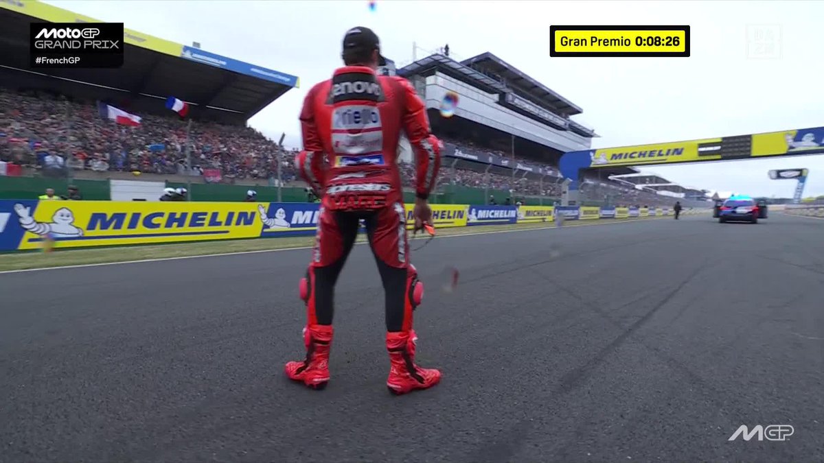 MARC MÁRQUEZ LO ESTÁ VOLVIENDO A HACER 😆😂 Se baja de su moto, se da un paseo por la parrilla, toca el asfalto... ¡Y SEGURO QUE TODOS CON UN OJO PENDIENTE DE ÉL! 🤣 Disfruta del #FrenchGP 🇫🇷 en DAZN #MotoGP 🏁 📎