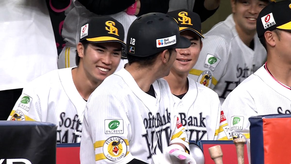 「すごいっすね」「神っすね」👀👀 #廣瀨隆太 ら後輩たちがベンチで後ろから声掛け 勝利直結試合スコアの全7打点 #嶺井博希 様様🙏 ベンチも驚きと喜びで大盛り上がり🙌 おトクな年額プランキャンペーン実施中！ 詳しくはこちら ▶️: #sbhawks #パリーグ #ベースボールLIVE