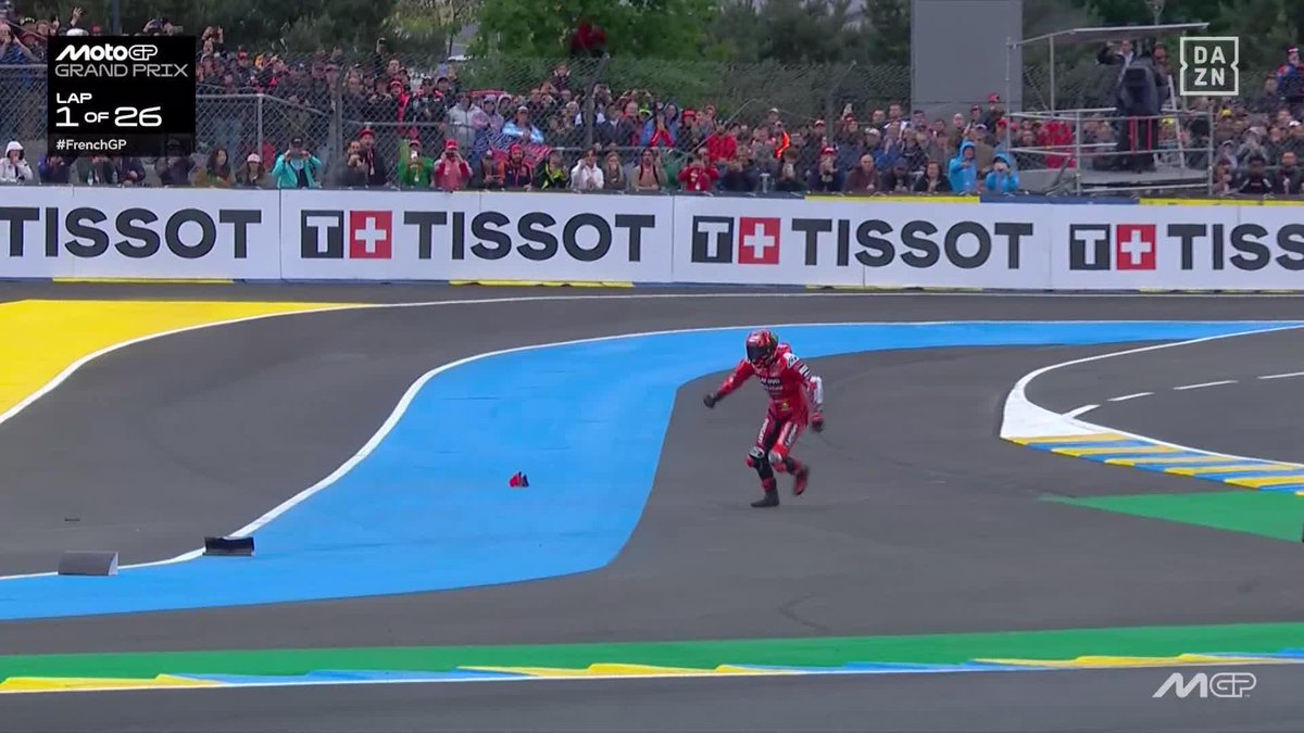 BAGNAIA... QUE NO ENTRÓ A PONER NEUMÁTICO DE SECO... AL SUELO EN LA PRIMERA CURVA 🤯 Este #FrenchGP está siendo INCREÍBLE #MotoGP 🏁