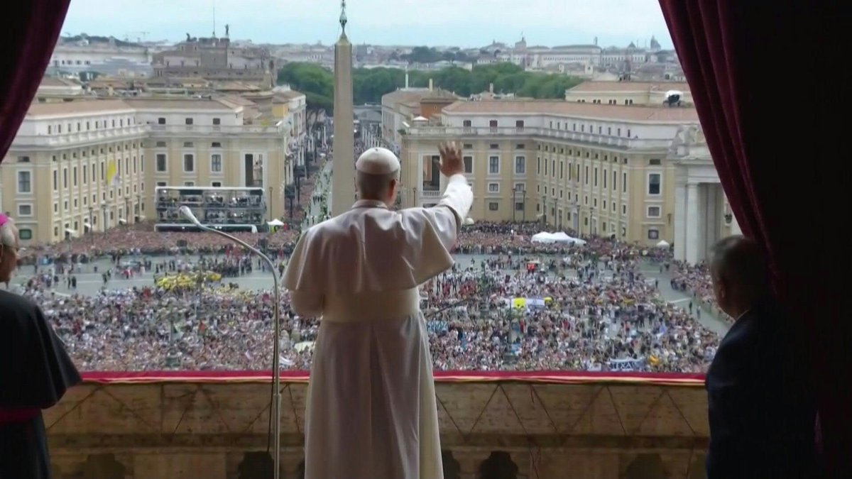 🇻🇦 VIDEO: Pope Leo XIV arrives to hold his first Regina Coeli prayer in St. Peter’s Square and greets the large crowd of worshippers three days after his election.
