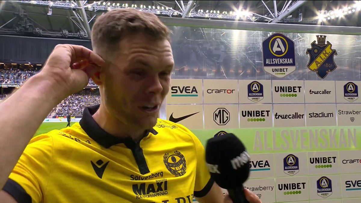 "Trillar jag där så... Jag får ju inte sånt med mig ändå. Kanske skulle ha gett domaren chansen att ett rött, men så blir det ju inte här på Friends, Strawberry eller vad det nu heter." Jacob Bergström efter första halvlek. 📲 Se AIK - Mjällby AIF på Max och Kanal 5