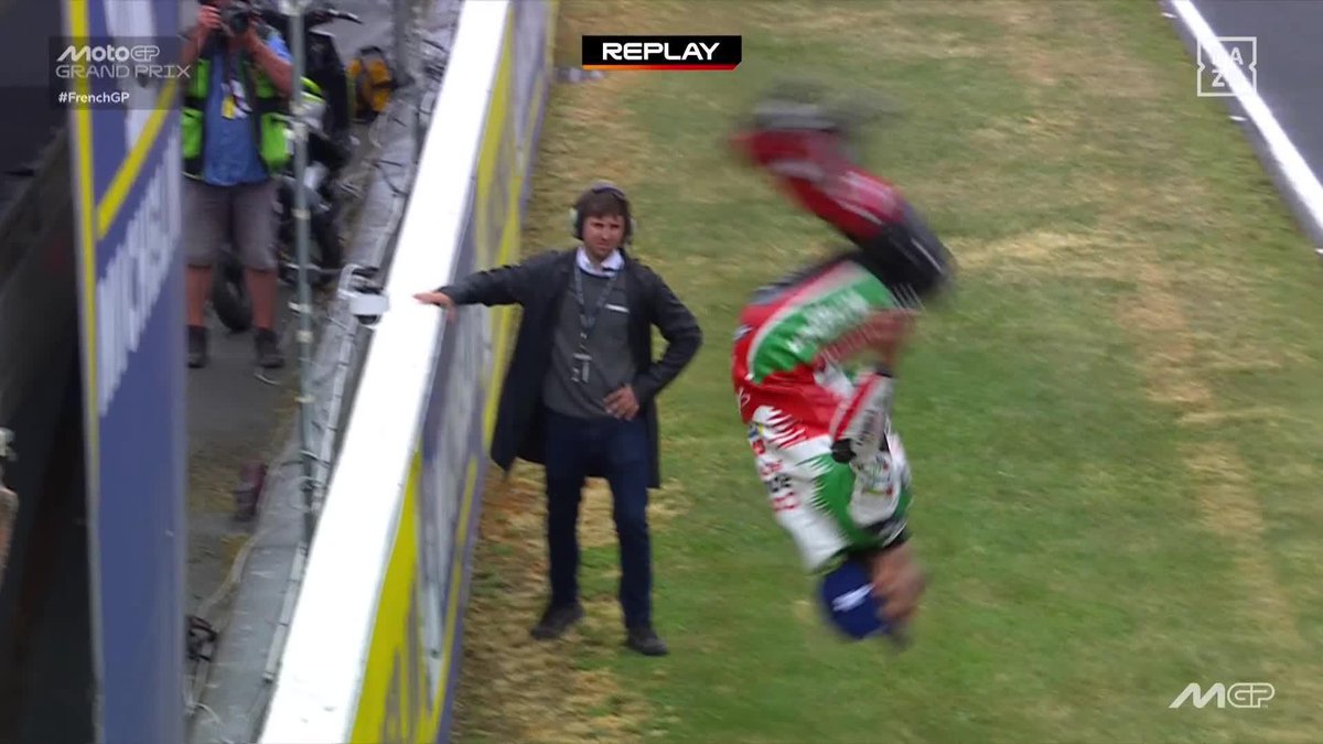 ESTO ES UNA PRECIOSIDAD 😍 Un circuito tan mítico como Le Mans viendo ganar a uno de los suyos 🇫🇷 La emoción de Johann Zarco... y un backflip que ya es historia de #MotoGP ✨