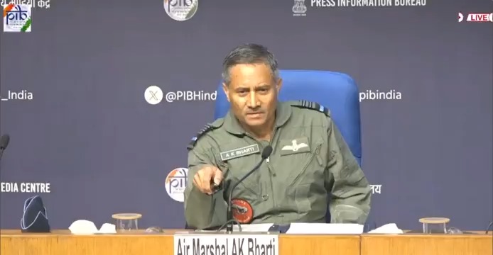 Air Marshal AK Bharti, DGAO, IAF, shows the terror camps in Pakistan's #Muridke and #Bhawalpur that were destroyed during the #OperationSindoor 🎥Watch ADG PI - INDIAN ARMY Ministry of Defence, Government of India Randhir Jaiswal Ministry of Information and Broadcasting Indian Air Force SpokespersonNavy #IndiaFightsPropaganda