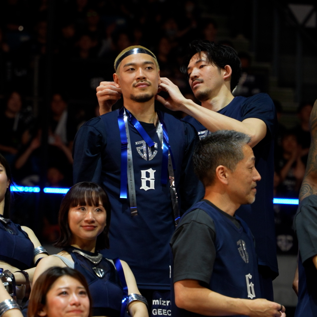 「僕は必ずこのチームをB1に昇格させるという思いできた。」 昨季A千葉のB1昇格の夢を阻んだ越谷から加入した長谷川智也。 ラストピースとしてチームを鼓舞し続けた男がファンに送った言葉。 tomoya hasegawa ALTIRI CHIBA / アルティーリ千葉【公式】 #Bリーグ #りそなグループ #B2プレーオフ