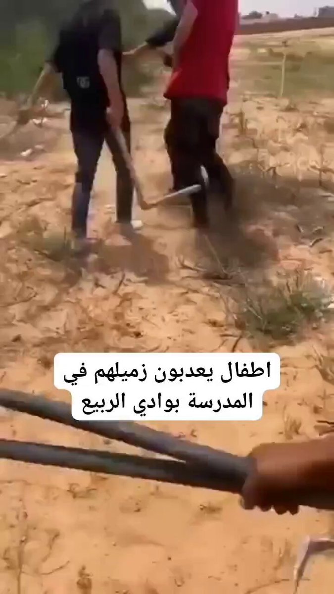 بعض الطلبة من مدرسة وادي الربيع ومكان المدرسة وموقعها في مثلث القيو ، في الاسبوع الماضي تم الاعتداء علي الطالب المتواجد في الفيديو من قبل زملائه الطلاب وهم .. انس محمد الماطو واخوه مهند الماطو ومعتز الربيع وعبدالمالك الغرياني .