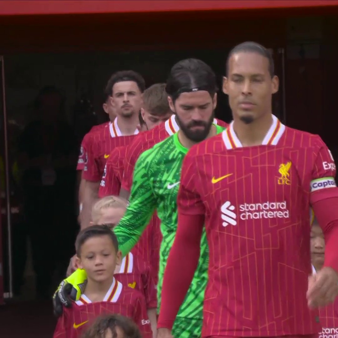 Arsenal give Liverpool a guard of honor ahead of their match at Anfield. 👏