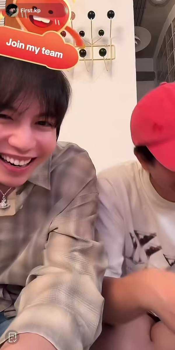 🧡 : อยู่ในใจหนูอึดอัดหน่อยนะคะ คนเยอะ 🐈 : หนู!! 🐈‍⬛ : หนู หนูไปดูใครมา หนู!!! 🐈 : หนู!!!! ทำไมทำงี้ 🐈‍⬛ : เป็นไม่เป็นไรนะครับ พี่อัธยาศัยดีพี่อยู่ร่วมกับคนได้หลายคน 5555555555555555ตำรวจจับคาไลฟ์มากครับพี่ #เฟิร์สข้าวตัง #Firstkanaphan #Khaotungg