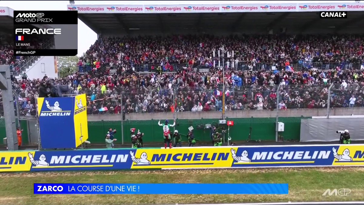 🇫🇷🏍️🥹 FLASH | Les larmes de Johann Zarco lors de sa célébration avec le public français après sa victoire au Grand Prix de France de MotoGP. Une première pour un pilote français depuis 71 ans.