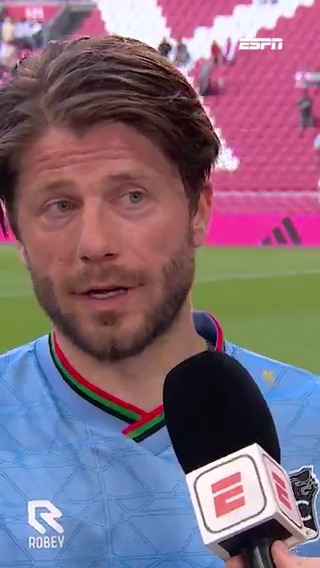 Lasse Schöne ❤️ Ajax-fans "0-3 achter staan en dan nog zo'n warm welkom." #ajanec