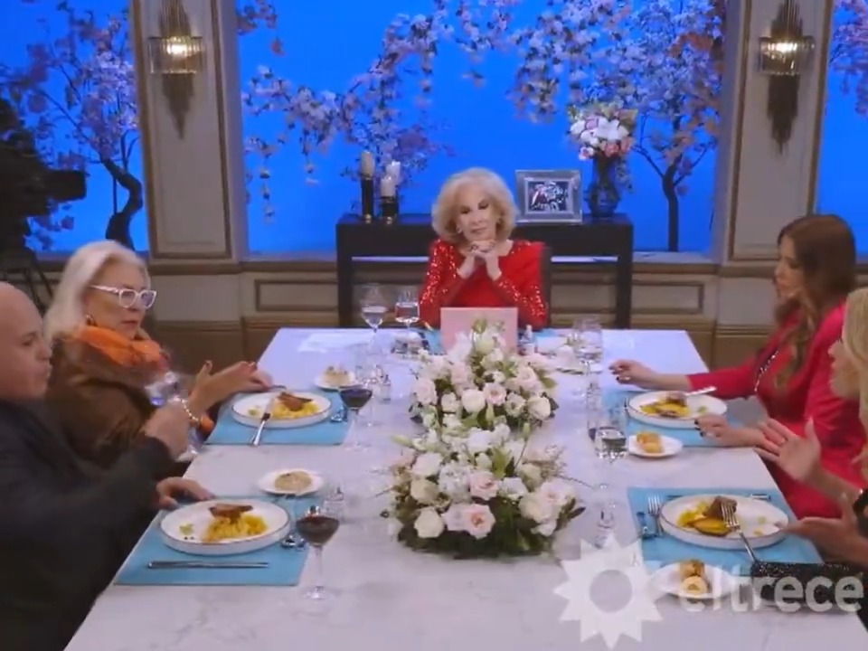 Mirtha y Lilita ubicando en la palmera a Virginia Gallardo. Lilita devoró (literalmente)
