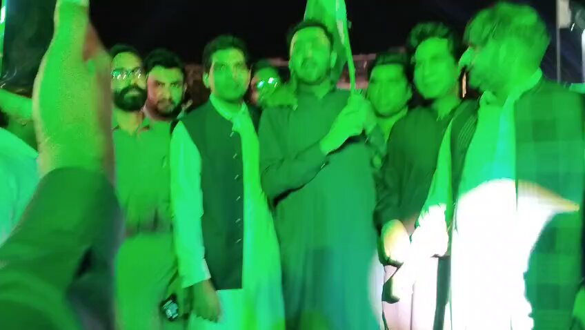 لاہور اس وقت میاں نواز شریف زندہ باد اور پاک فوج زندہ باد کے نعروں سے گونج رہا ہے
