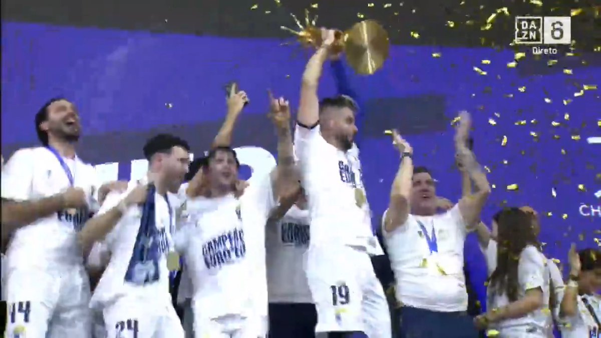 34 anos depois, Óquei de Barcelos ergue o troféu de Campeão da Europa de Hóquei em Patins 🏆
