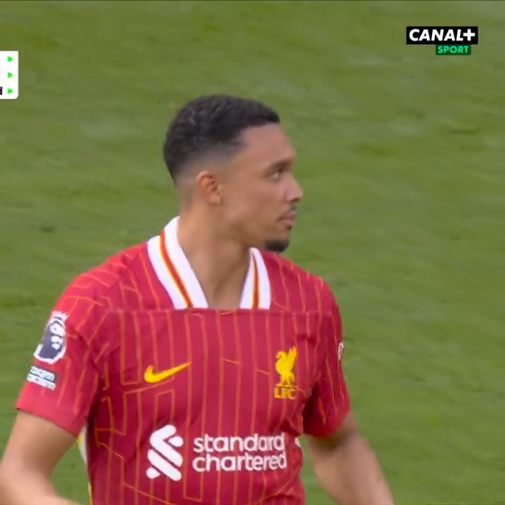 Odměna za dvacet let v klubu 🤷‍♂️ Trent Alexander-Arnold si při vstupu na hřiště vysloužil od části fanoušků bučení a pískot...