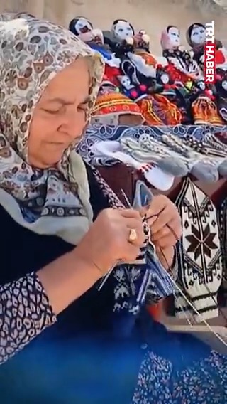 Kayseri’de bez bebek yapan kadınlar, el yapımı ürünlerinin satışını 5 dilde yapabiliyor.