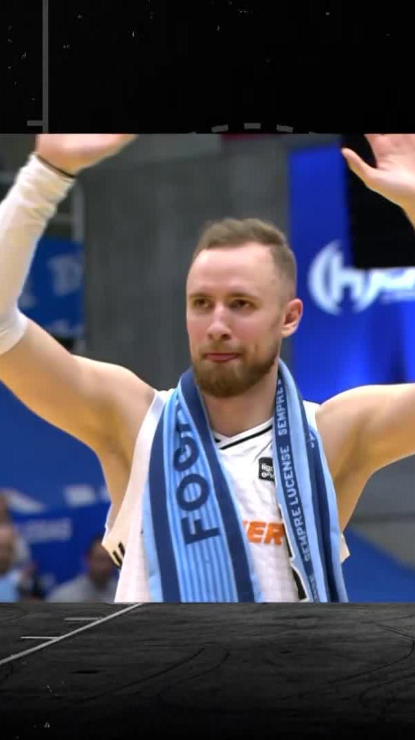 👏 Al acabar el partido, Dzanan Musa no pudo contener la emoción y protagonizó este emotivo momento sobre la cancha del Pazo dos Deportes de Lugo. 𝙇𝙤 𝙦𝙪𝙚 𝙪𝙣𝙚 𝙚𝙡 𝙗𝙖𝙡𝙤𝙣𝙘𝙚𝙨𝙩𝙤 se vuelve, para siempre... INSEPARABLE. Río Breogán 💙 📺 Basket en Movistar Plus+ | #LigaEndesa