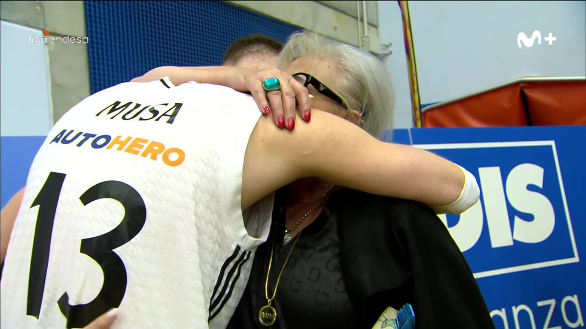 ❤️ Las lágrimas de Dzanan Musa y el 𝙚𝙢𝙤𝙩𝙞𝙫𝙤 𝙖𝙗𝙧𝙖𝙯𝙤 con su familia. 📺 Basket en Movistar Plus+ | #LigaEndesa