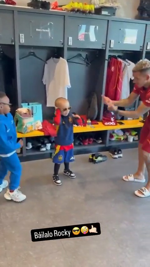 ๐ถ๏ธ Lucas Torreira, Salvador Sanchez ve Edoardo Morata, Bailalo Rocky ลarkฤฑsฤฑyla dans ediyor.