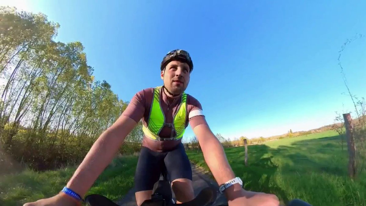 🚨 #Stade2 | Grand format : Sylvain Dhugues, mec plus ultra ! ✨ Victime d’un père violent et harcelé à l’école, Sylvain Dhugues a surmonté toutes les épreuves grâce au sport ! Il se lance dans des courses cyclistes longues distances pour porter un message d'espoir.