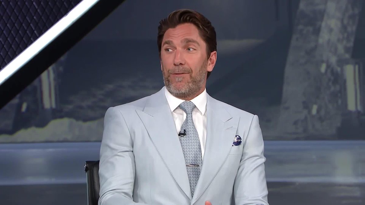 .Henrik Lundqvist put up a 16-3 record when wearing velvet Ferragamo shoes 😂