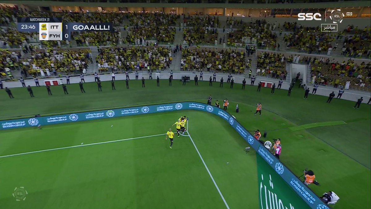 الصدارة يا عميد .. ملكٌ لك وهذا الدوري .. حقٌ لك وبين هذا وتلك .. نمورٌ تأكلك 🐅💛 مبروك مقدمًا.. ” الدوري سيتجه إلى جدة ” 🏆 #الاتحاد_الفيحاء