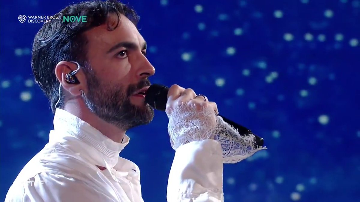 “Perché ti voglio bene veramente E non esiste un luogo dove non mi torni in mente” - Il medley speciale di Marco Mengoni a #CTCF ❣️ Ci vediamo a #MarcoNegliStadi2025