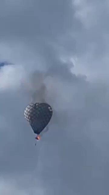 #Zacatecas 🔴|| Una persona falleció este domingo tras arrojarse de un globo aerostático que se incendió durante un vuelo en la Feria Enrique Estrada. El accidente ocurrió en el Primer Festival del Globo, y autoridades ya investigan las causas del siniestro. Lee más 👉
