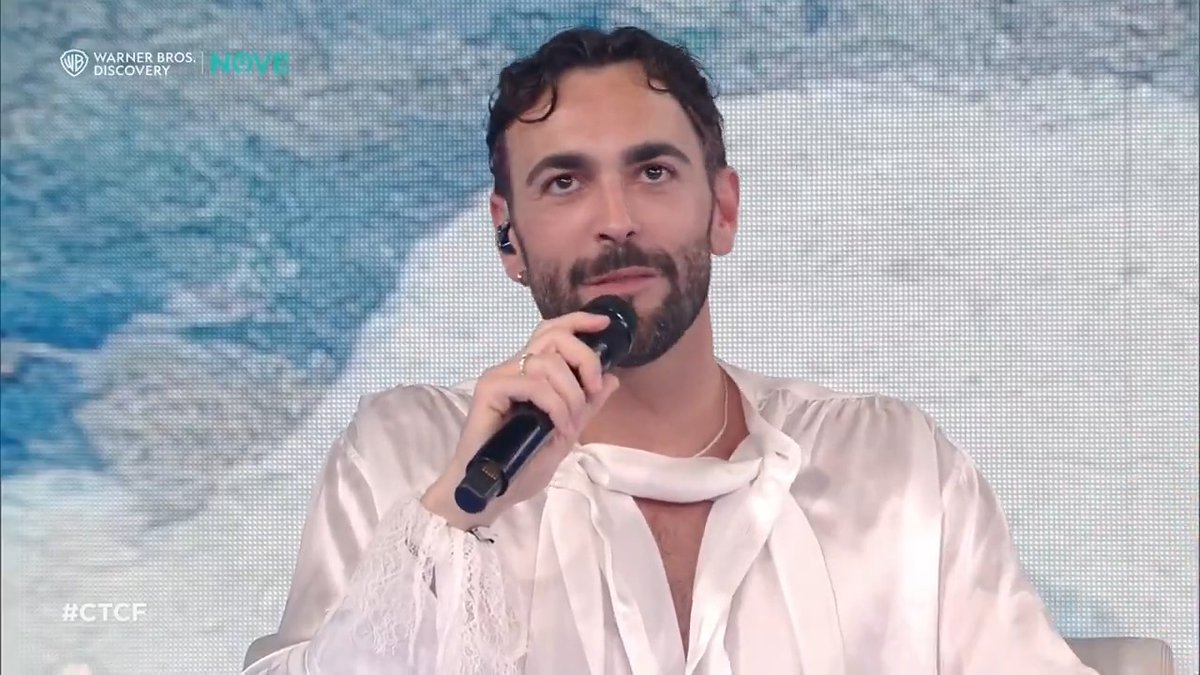 - Sai fare anche il sarto... - No va beh, se mi parte un bottone lo so fermare. Si fa quel che si può quando si vive da soli... Marco Mengoni a #CTCF