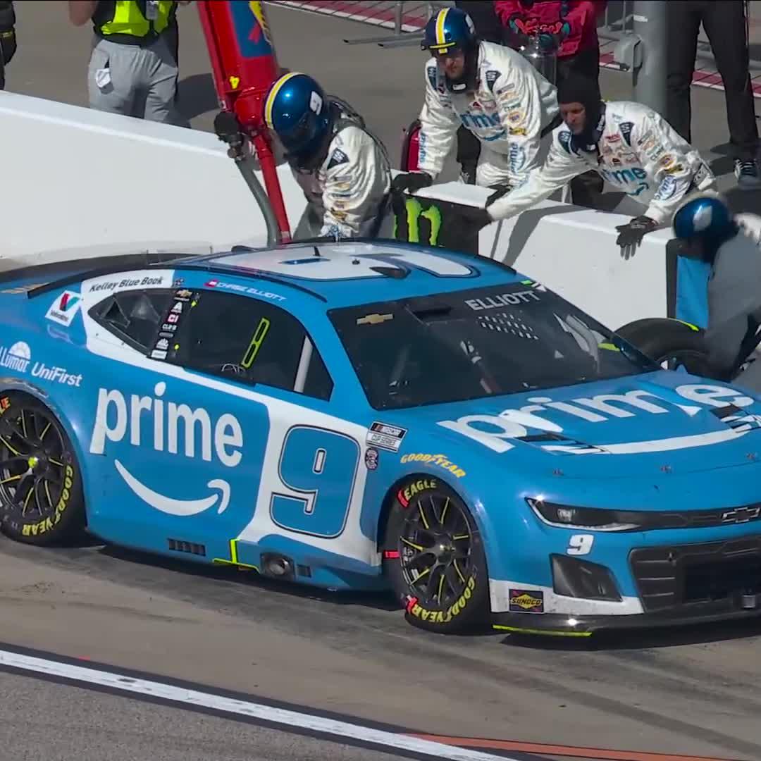 The No. 9 loses the lead on pit road with this slow pit stop.