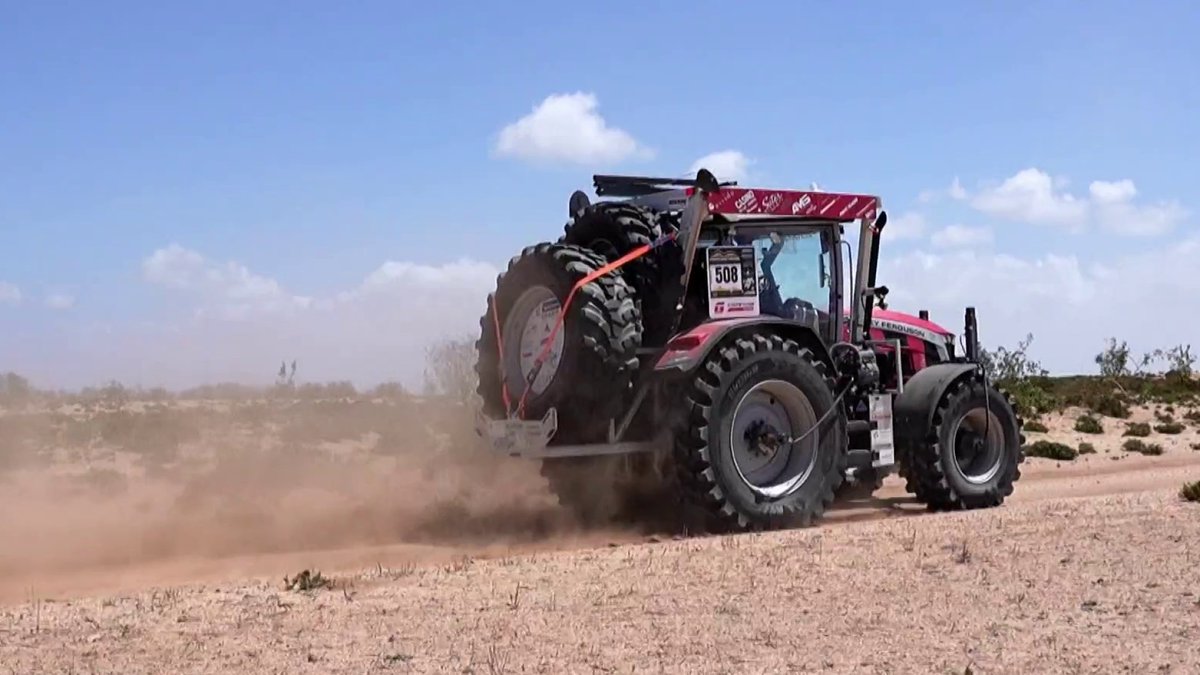 🚨 #Stade2 | Un tracteur dans le désert ✨ Des champs de betteraves aux dunes du Maroc, le destin singulier… d’un tracteur ! En Suisse, une équipe de passionnés a transformé un véhicule agricole pour lui faire prendre le départ d’un rallye. Une première mondiale !