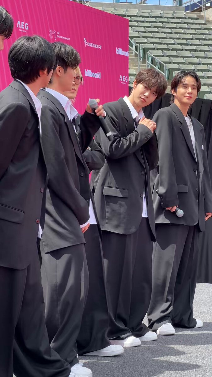 How does NCT 127 communicate on stage? “Telepathy.” #SMTOWN_LIVE_LA