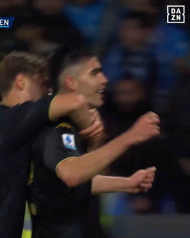 Il momento che rende ancora più incerto il finale di campionato 🏆 Il Napoli prende per la prima volta gol su un colpo di testa ❌ Vásquez sale in cielo ⚽ #NapoliGenoa #SerieAEnilive #DAZN