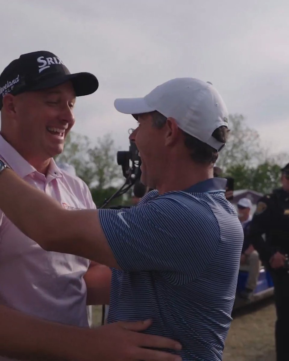 College and Ryder Cup teammates showing the love for Sepp 🤝 #WinnersWalk | Sponsored by TravelersChamp