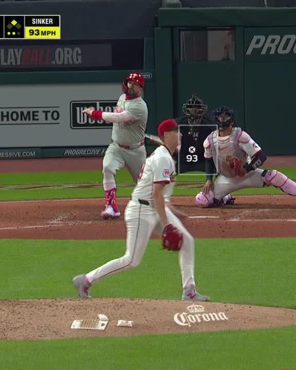 KYLE SCHWARBER'S SECOND DINGER OF THE NIGHT 🔥