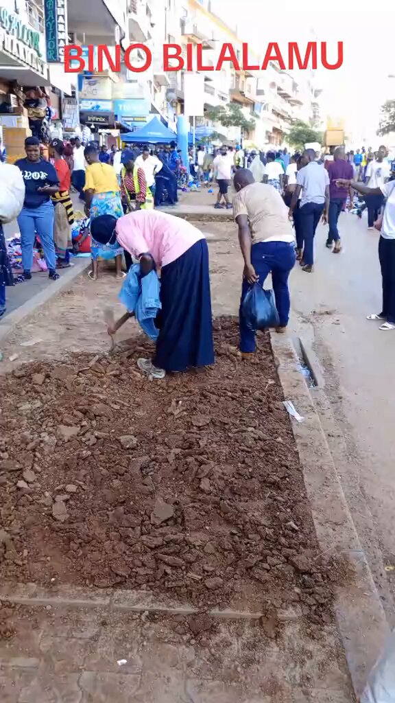 Pro Tip: When passing through Kampala, don’t step on the grass. You might dig your hands off 🙂‍↔️ What do you think of KCCA’s new strategy against trespassing?