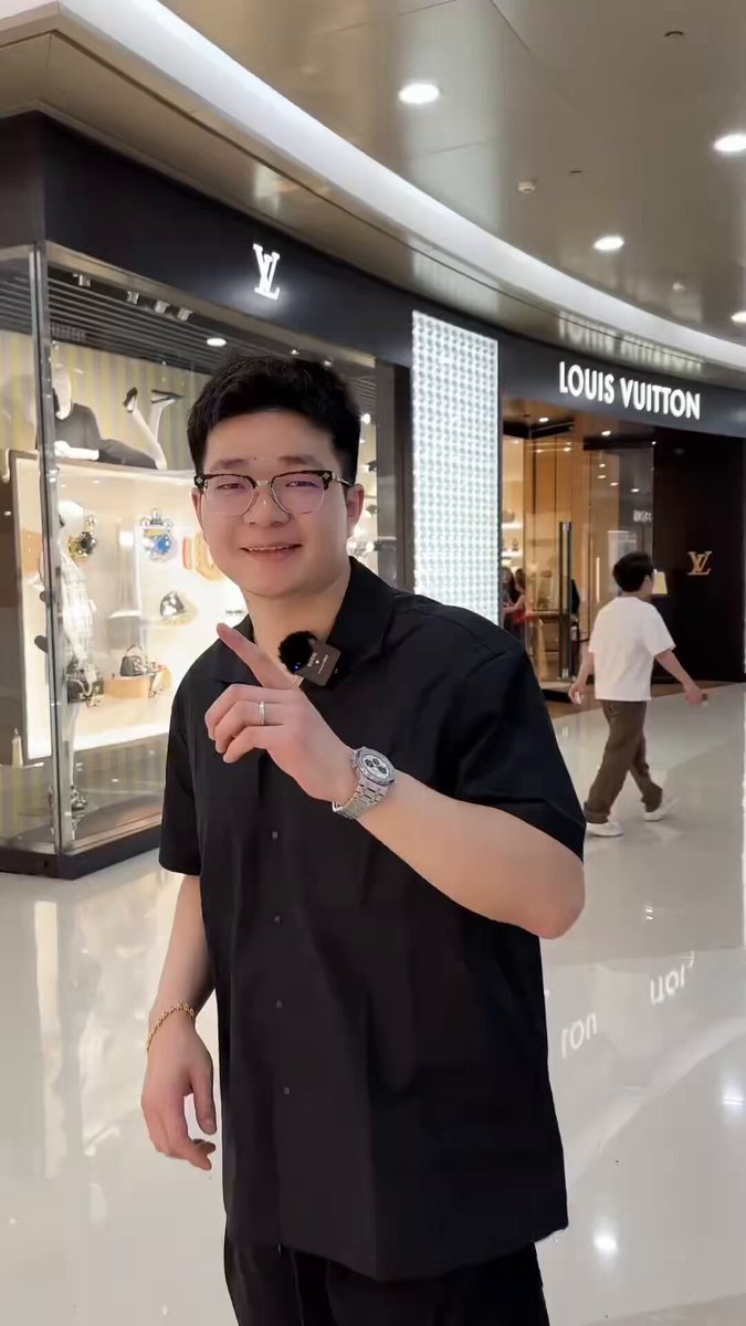 大陸人不一定要有錢，但一定要有包。由於大陆人的瘋狂購包，歐美及文明國家的人已經放棄品牌包，僅剩一些百萬級的包，由真正的貴富階層使用。 因為文明世界的中產階層和普羅大眾都認為，中國人把包包當成了奴隸主，奴隸們即使口袋空空，腦袋空空，也要做好一個包包的奴隸。