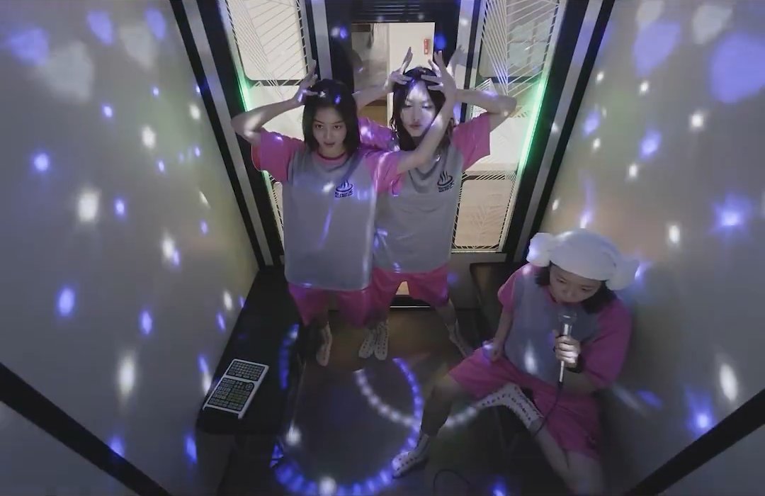 TWICE IS FINALLY DOING BONUS UNRELEASED CLIPS 3mix singing Davichi and ITZY