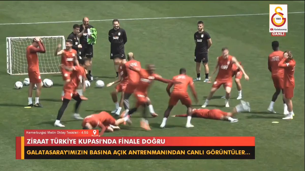 😅 Dries Mertens Gabriel Sara'ya beşlik atıyor, tüm takım seviniyor.