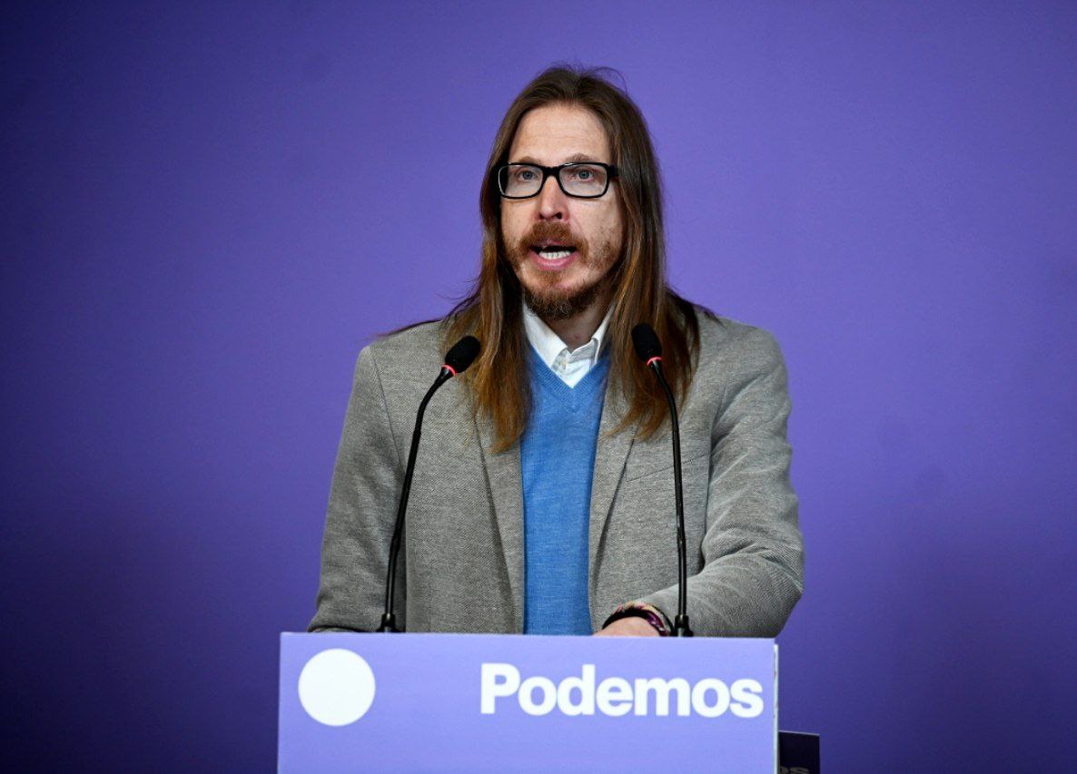 "A partir de junio la OTAN va a exigir un mínimo del 3% del PIB en gasto militar, como mínimo una nueva subida de otros 15.000 millones de euros. Que el Gobierno siga negando que esto se pueda hacer sin recortes es un insulto a la inteligencia del pueblo español" 🎥Pablo Fernández