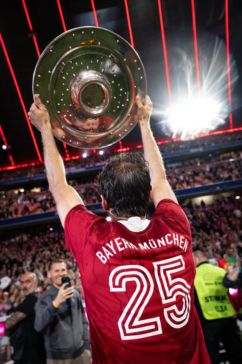 "𝗠𝘂̈𝗹𝗹𝗶 𝗻𝗶𝗺𝗺 𝗱𝗶𝗲 𝗦𝗰𝗵𝗮𝗹𝗲" 🥹 Aleks #Pavlović übergibt die Schale an Thomas Müller, damit er sie seiner Familie zeigen kann 🥰 #FCBayern #MiaSanMia #Müller