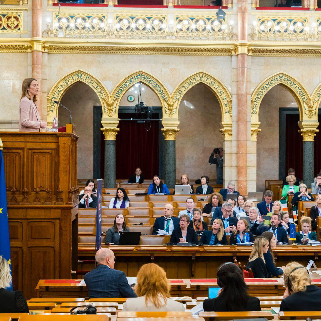 A united Europe that is ambitious, that delivers, that provides solutions. That is what our focus at today's Conference of Speakers of national parliaments in Europe is about. Parliaments working together and taking decisions that make a positive difference in people's lives.