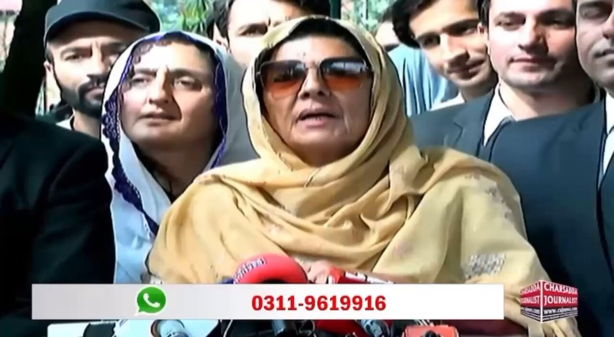 ”میرے وکلاء نے جب انسدادِ دہشتگردی عدالت میں ضمانت کی درخواست دی تو انکشاف ہوا کہ میرے اوپر 32 کیسز ہیں۔ یہ کیسز اِسلیے ہیں کہ میں عمران خان کا پیغام باہر لاتی ہوں۔ آپ عمران خان کی فیملی کو اٹیک کرنے کیلئے کون کونسے بہانے ڈھونڈیں گے؟ ہمیں اپنے بھائی کو جیل سے رہا کروانا ہے، یہی ہمارا مشن ہے۔“ علیمہ خان #عمران_خان_کو_رہا_کرو