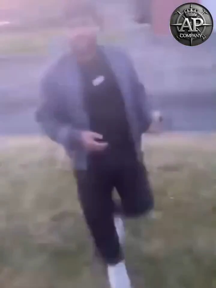 Man steals a phone in the UK and takes off running. Guy follows him and trades him a knuckle sandwich for the phone which is then retrieved. Thief is left doing the Karate Kid crane maneuver 🏗️ #UK #england #FAFO #crime #justice