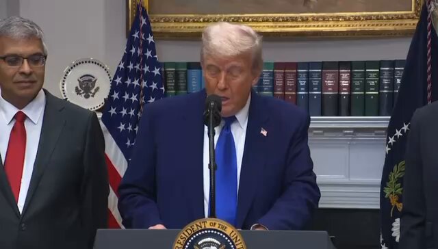 “ We helped a lot, and we helped also with trade. I said come on, we gonna do lot of trade with you guys.. Let’s stop it ! If you stop it we do trade. If you don’t stop it, we will not do any trade” भारत आणि पाकिस्तानला युद्ध थांबवण्यासाठी ट्रम्पनं व्यापार थांबवण्याची धमकी दिली होती. #IndiaPakistanConflict #Trump