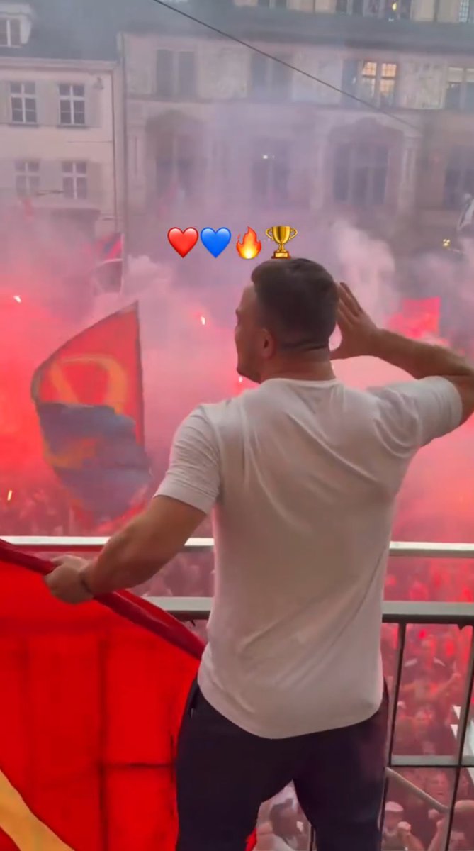Xherdan Shaqiri 🇨🇭 a fêté en légende le titre de Champion de Suisse du FC Bâle, son club formateur, 12 ans après l’avoir quitté. ❤️💙 🏟️ 31 matches en championnat cette saison ⚽️ 18 buts 🎯 20 passes décisives Une première depuis 2017. 🏆