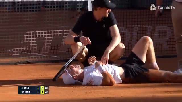 Lending a helping hand 👏 Great sportsmanship from Jannik Sinner to Jesper de Jong ❤️ Internazionali BNL d'Italia | #IBI25