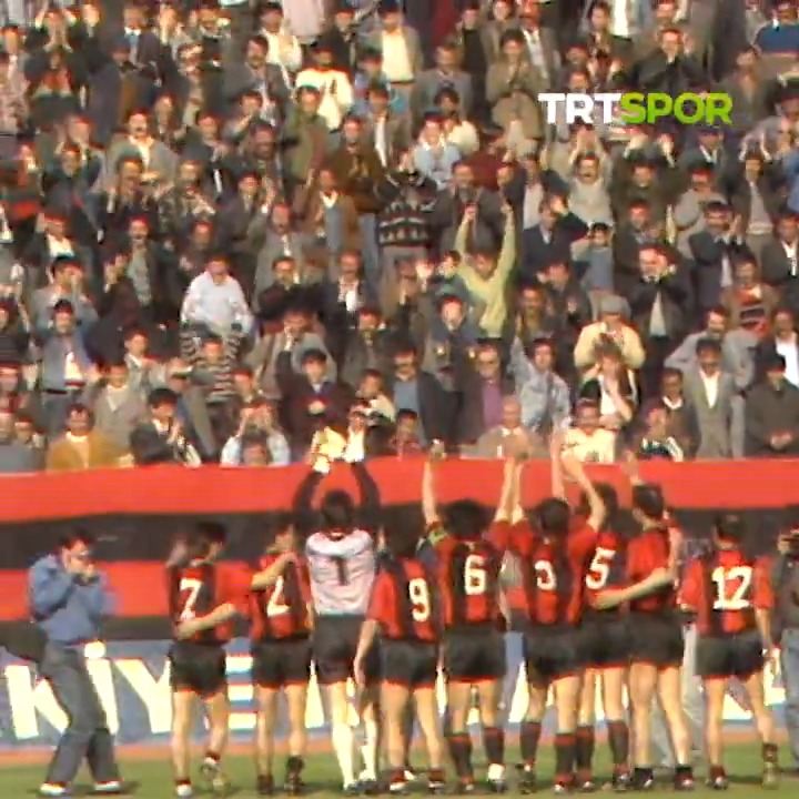 📅 1988-89 sezonuna gidiyoruz. 🔴⚫️ Yeniden 1. Lig'e yükselen Gençlerbirliği büyük sevinç yaşıyor. 🎥 #TRTSporArşiv'e abone olmak için:
