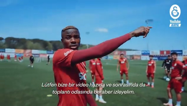 Victor Osimhen kendisinden emin bir şekilde konuştuktan saniyeler sonra 😬 (GS YouTube Katıl)